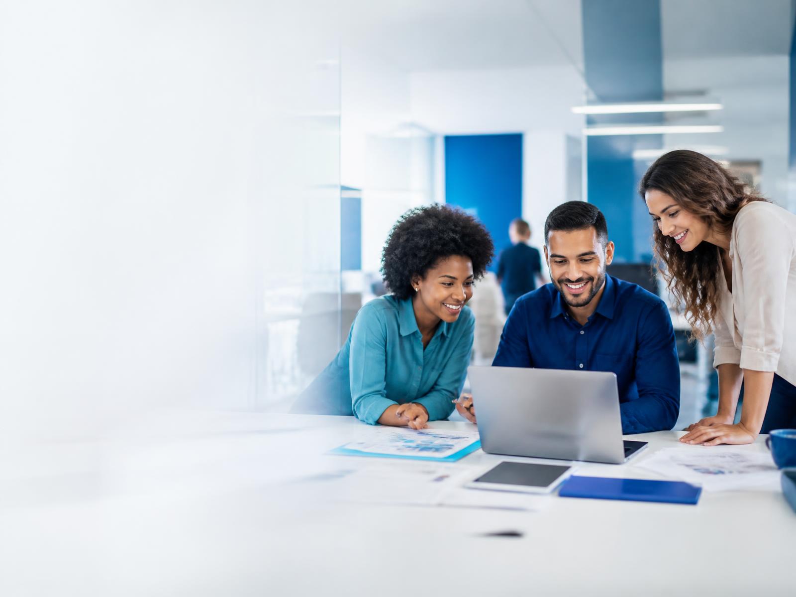 Profissionais colaborando em um ambiente de trabalho contemporâneo